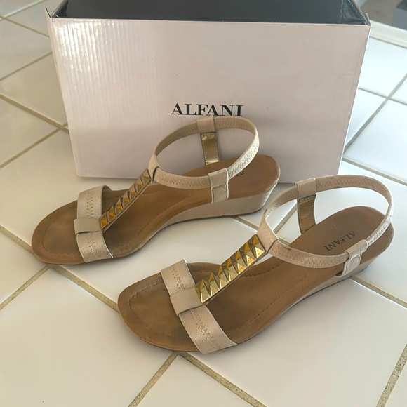 Alfani Shoes - 🌼 Alfani Safaree light gold EUC w/ box sandal